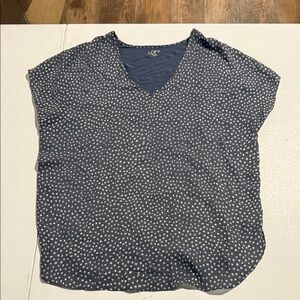 LOFT Women's Blue and White Patterned Short Sleeve Top
